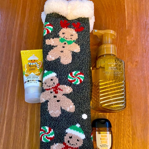 Bath & Body Works Other - ⚡️CLEAROUT SALE Holiday Giftset! Fuzzy socks, handsoap, lotion& sanitizer bundle